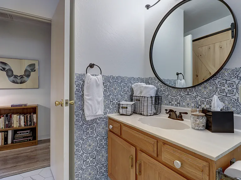 2807 Willow Creek Rd — Photo 10