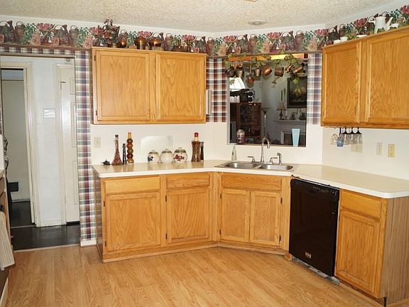 Great kitchen offers plenty of counter space & laminate floors.