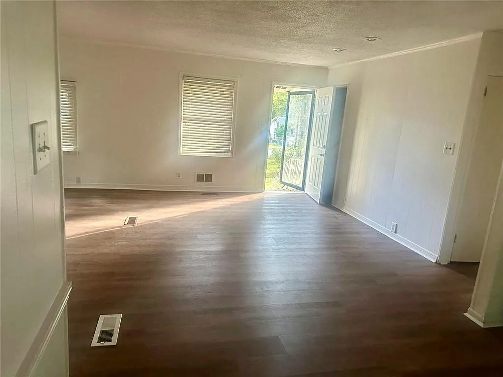 3 bed, 2.0 bath, 1200 sqft, $1,100 — Photo 2