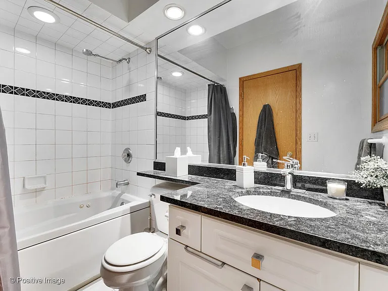 2340 N Greenview Ave #2 — Photo 13