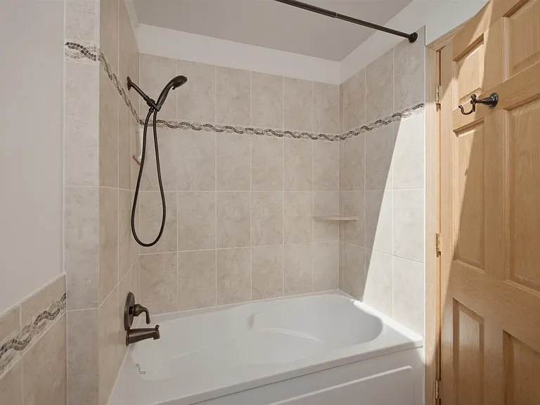 1671 Grosvenor Cir #C — Photo 12