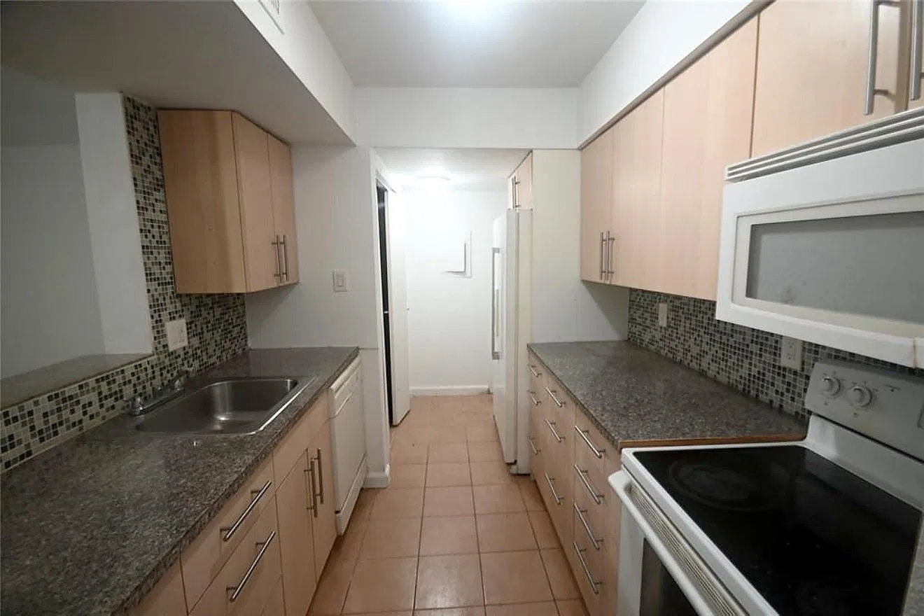2 bed, 2.0 bath, 4272 sqft, $1,350 — Photo 4