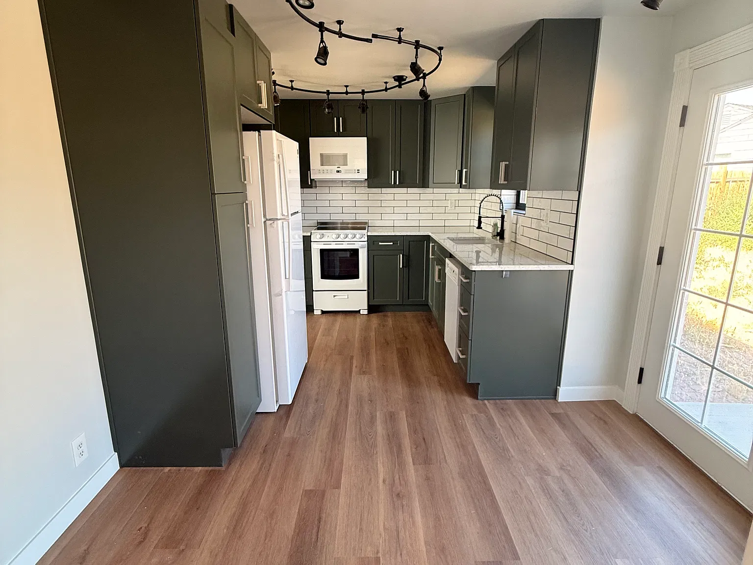 3 bed, 1040 sqft, $1,800 — Photo 4