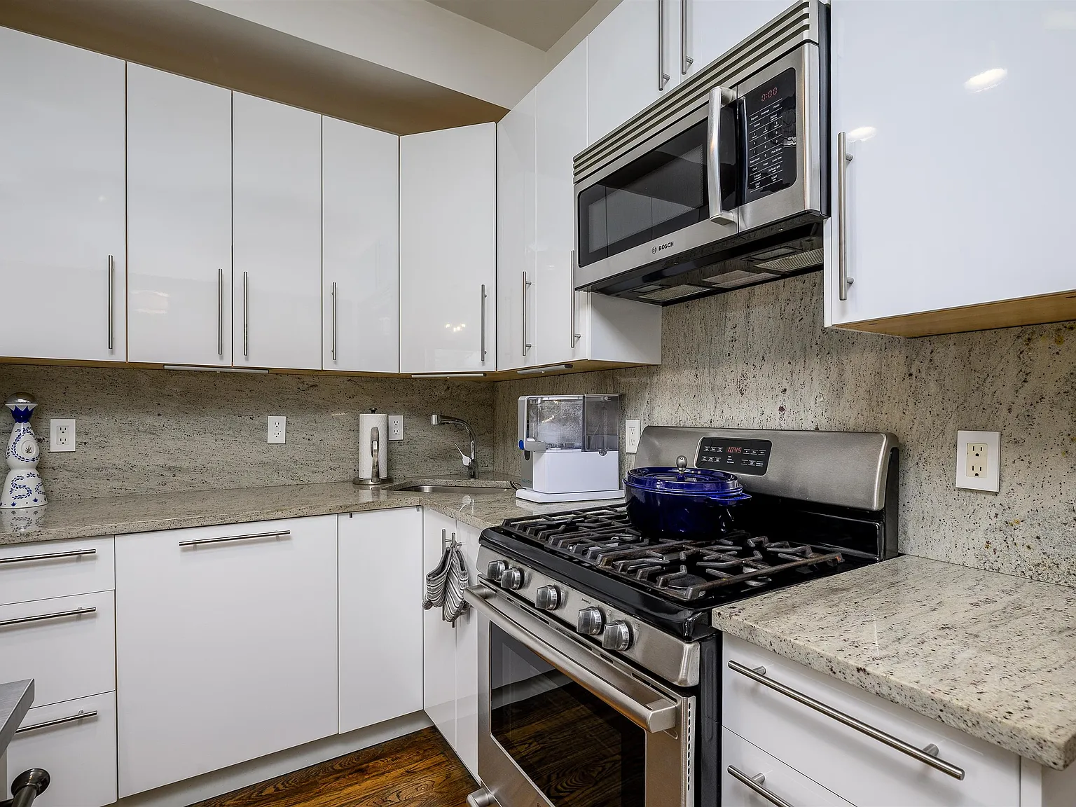 1 bed, 1.0 bath, 688 sqft, $3,300 — Photo 4