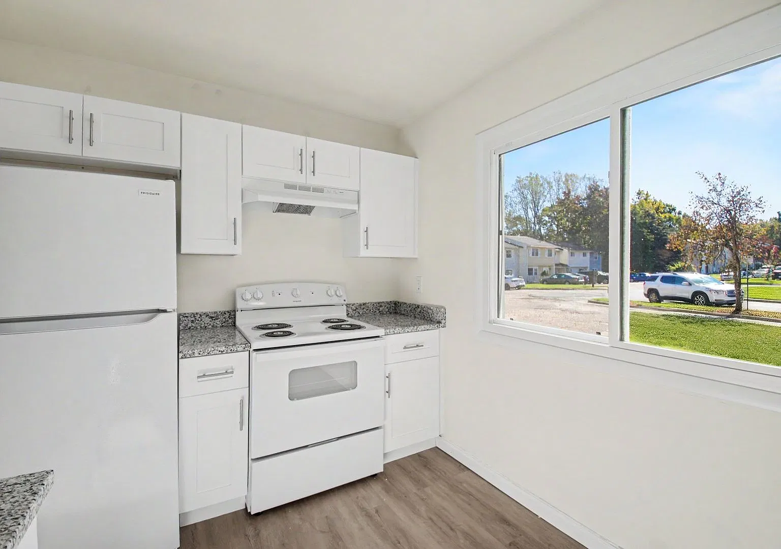 Remodeled Three level Town home — Photo 3