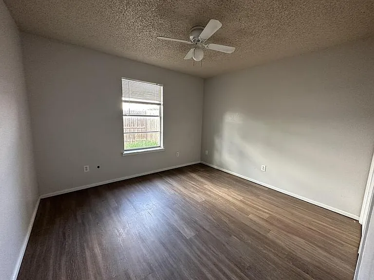 2103 S Loop 289 — Photo 5