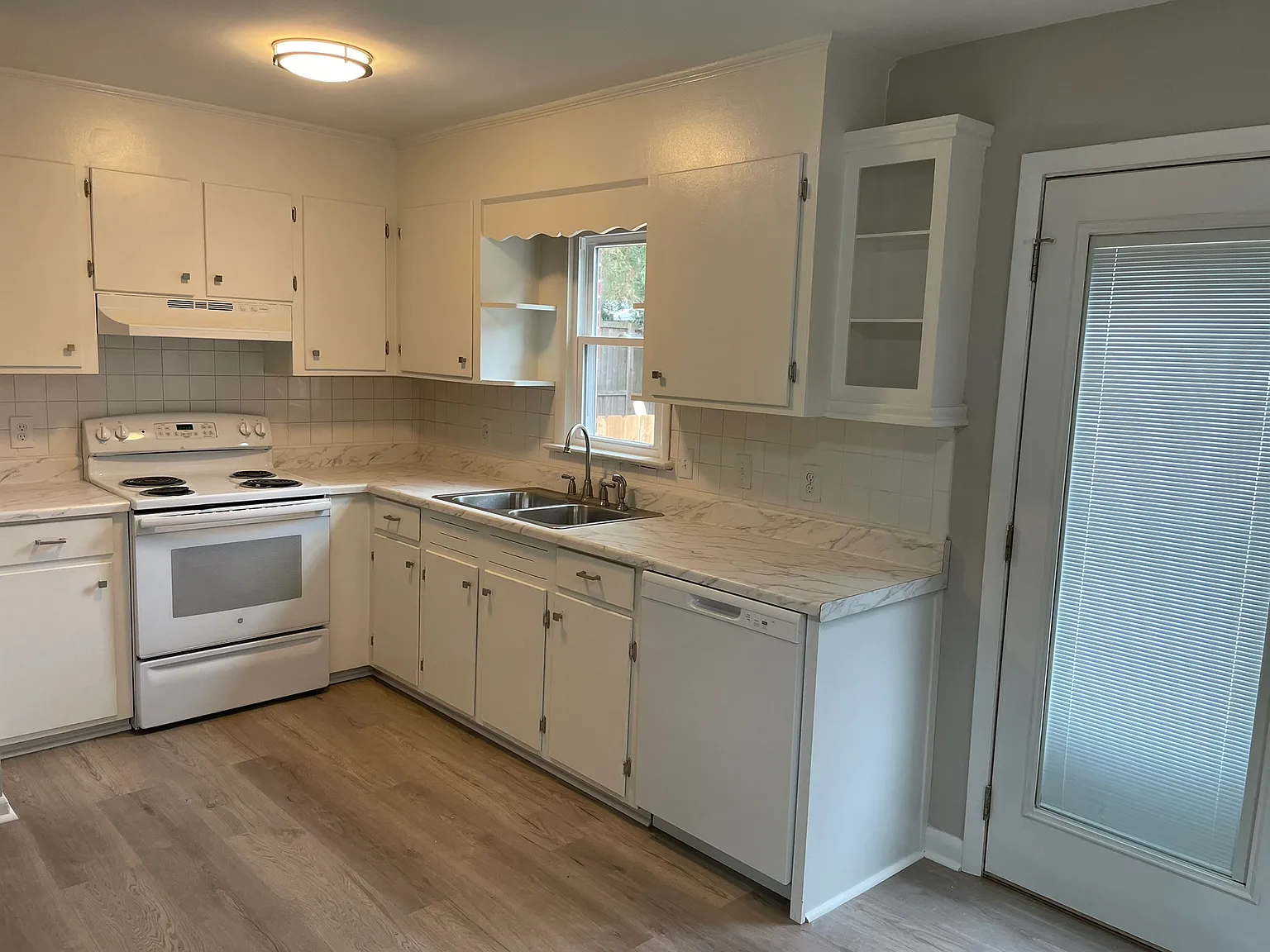 2 bed, 950 sqft, $1,900 — Photo 2