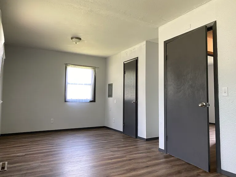 2302 S Saint Clair Ave — Photo 6