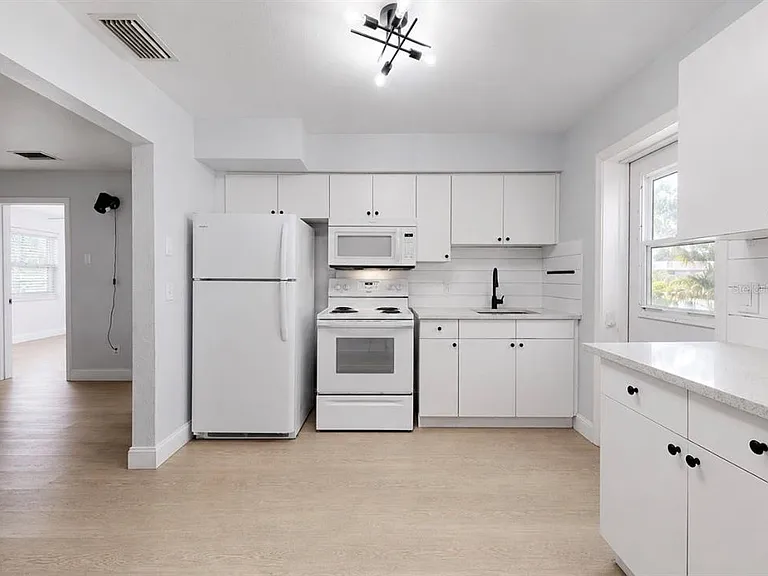 4931 Victoria Dr — Photo 7