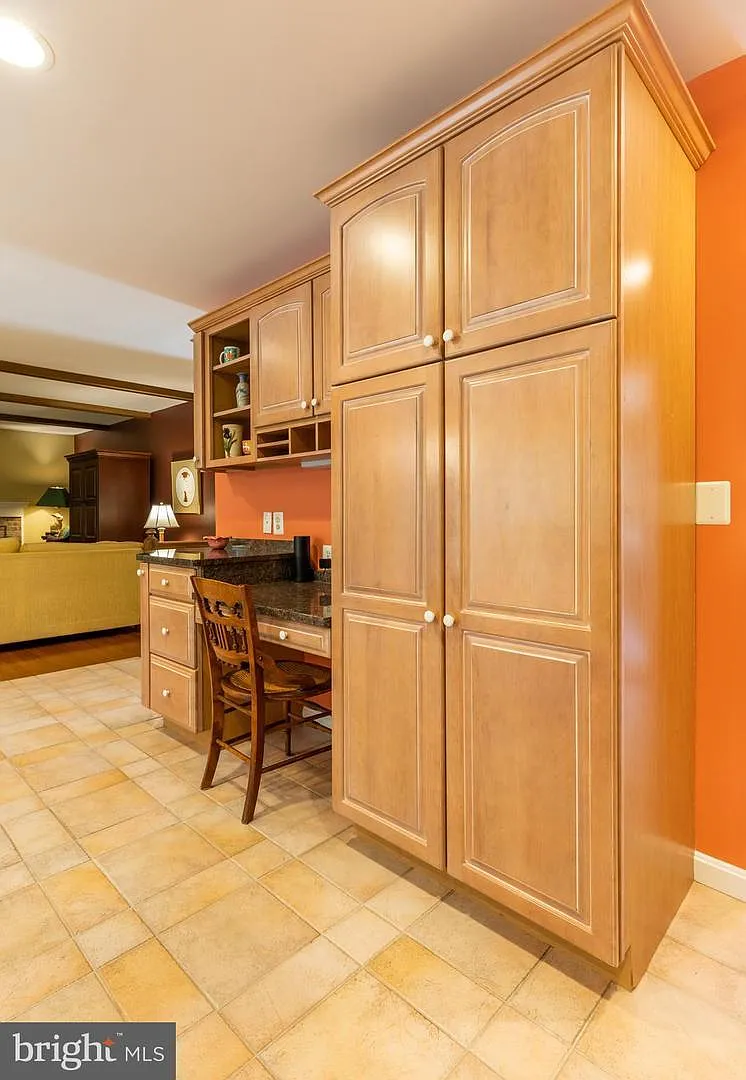 5 bed, 3.5 bath, 3690 sqft, $5,000 — Photo 4