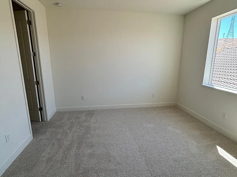 477 Trillium Ct — Photo 15