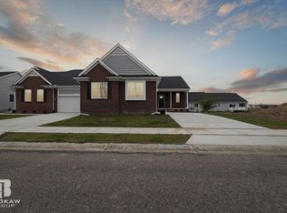 1437 Luxington Dr, Lapeer, MI 48446