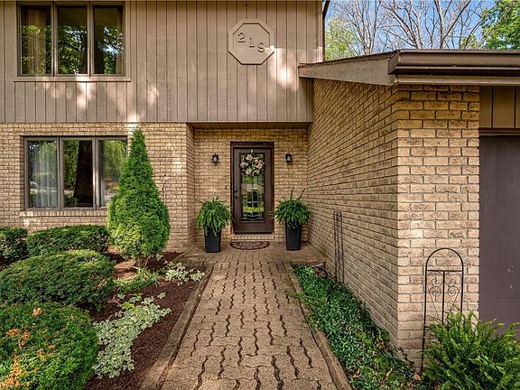 3rd image of 219 Thornwood Dr