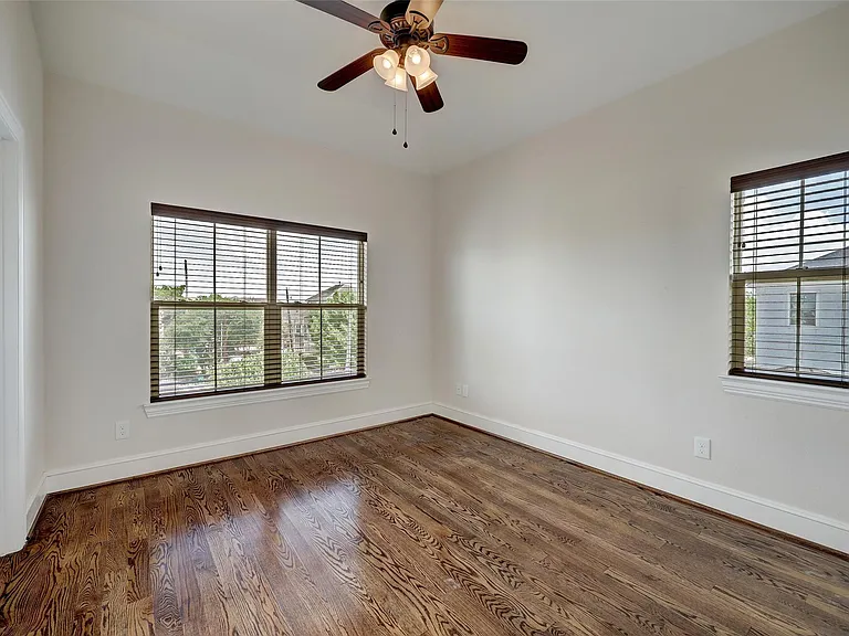 2401 Radcliffe St — Photo 15