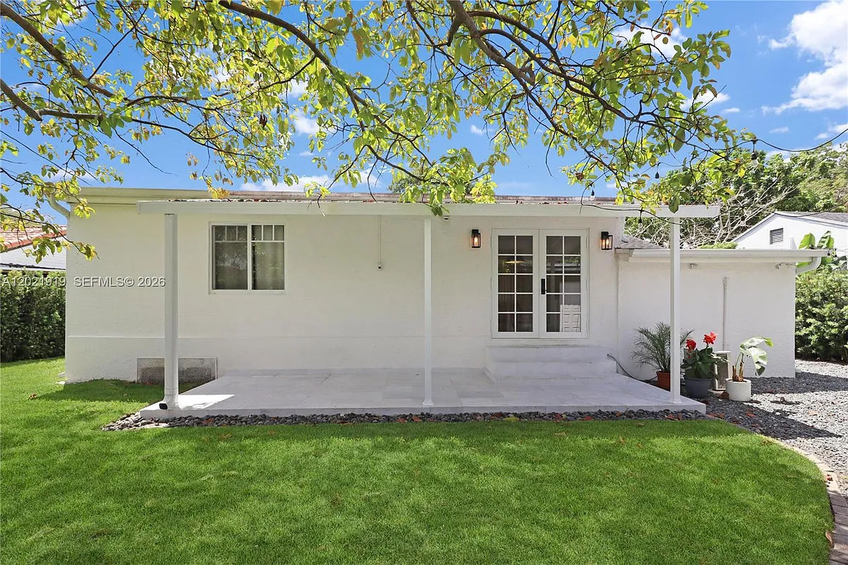 Building Photo - 6415 SW 39th St