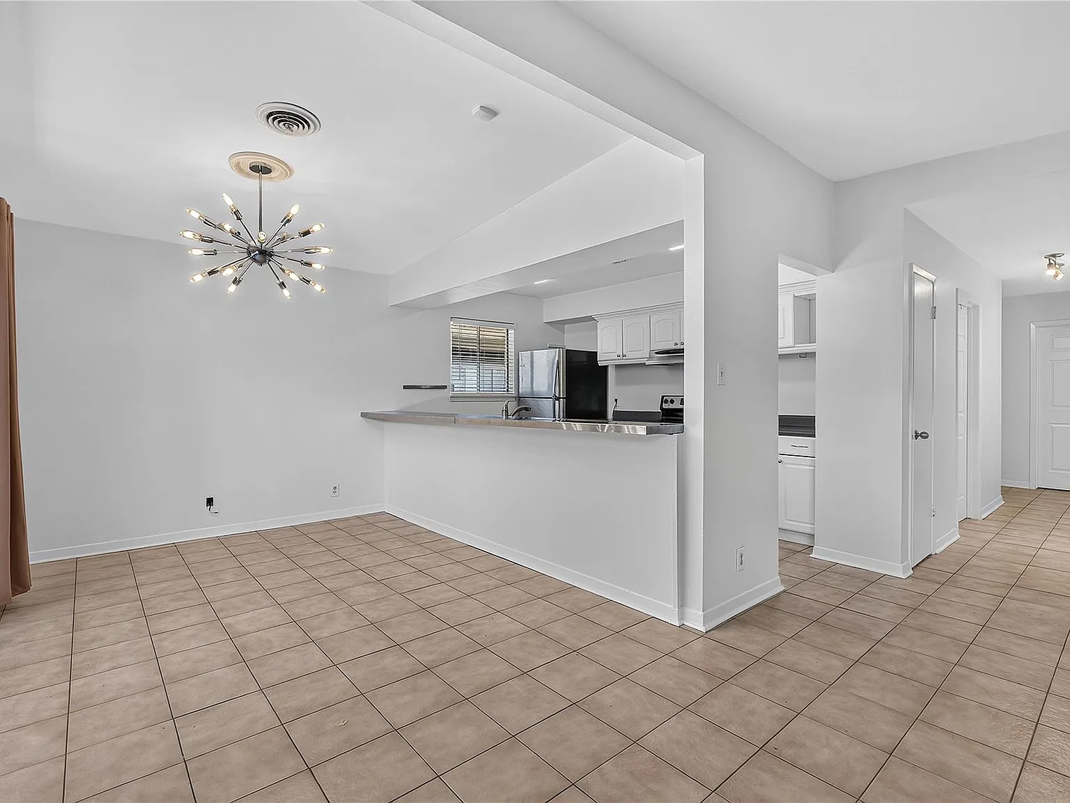 3 bed, 2.0 bath, 1270 sqft, $2,100 — Photo 3