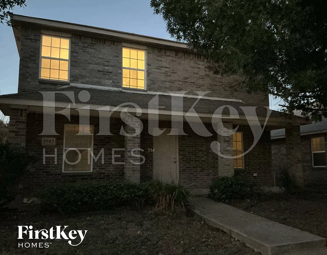 4 bed, 2.0 bath, 1701 sqft, $2,870 — Photo 1