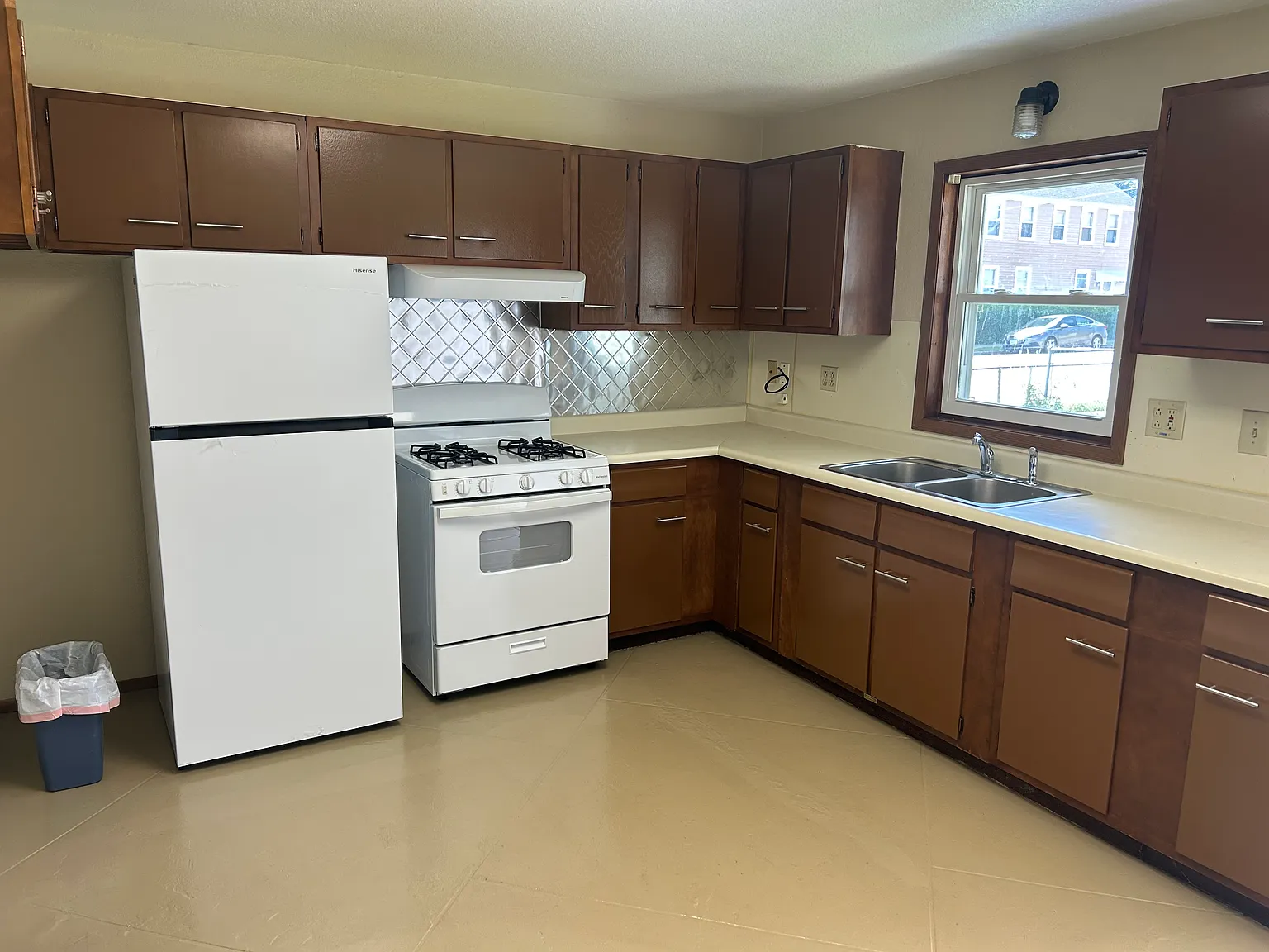 2 bed, 1.5 bath, $800 — Photo 2