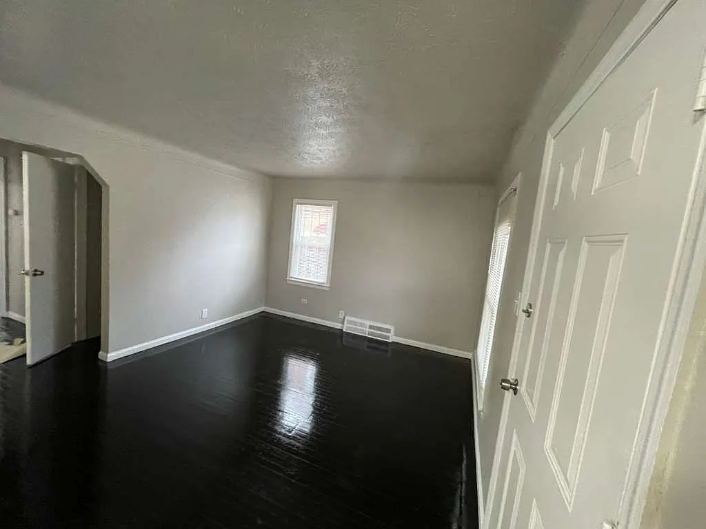 3 bed, 952 sqft, $1,250 — Photo 3