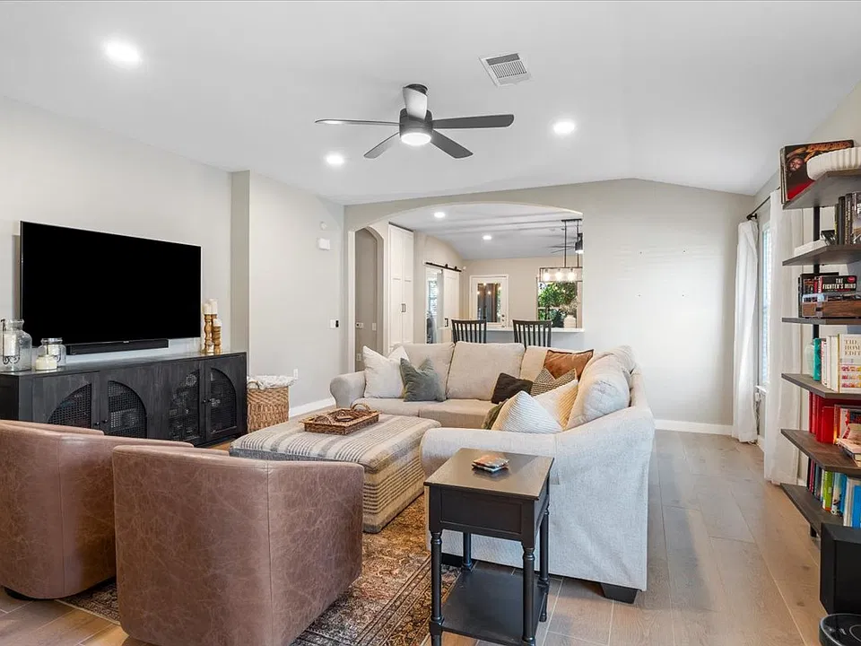 5117 English Glade Dr