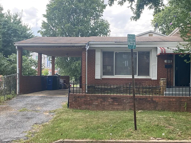 Detached home with carport
