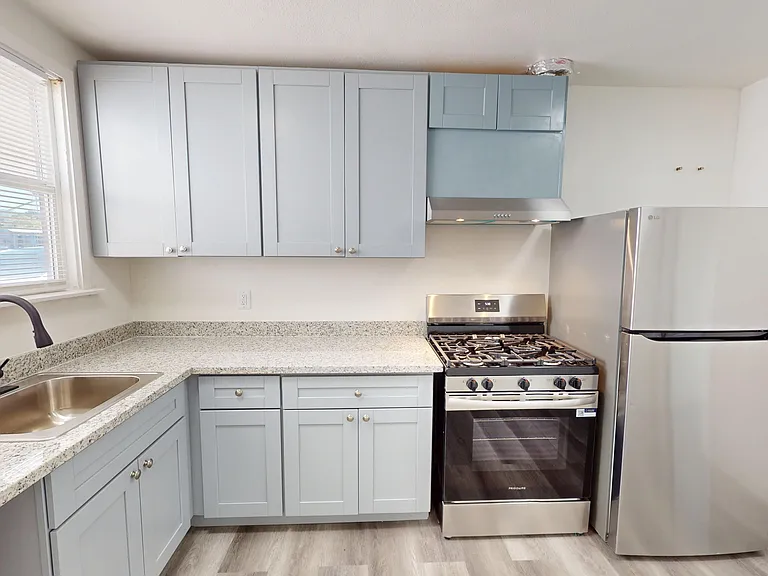 501 W Macarthur Blvd #E — Photo 2
