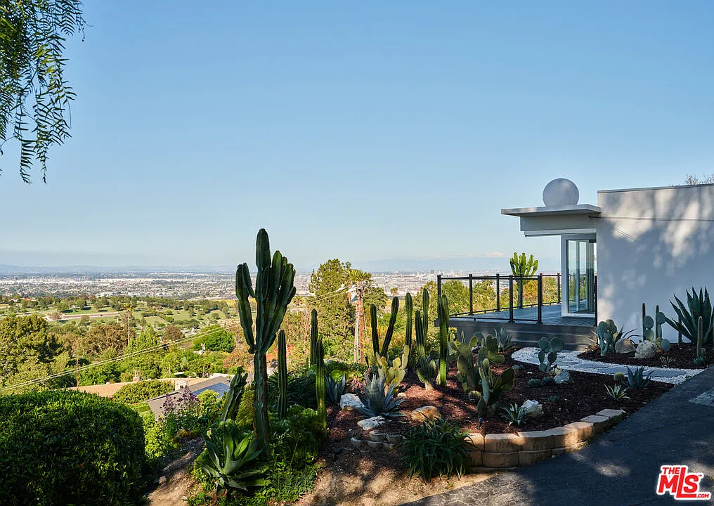 5 bed, 5.0 bath, 3000 sqft, $15,000 — Photo 2