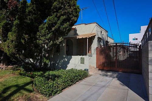 2nd image of 10851 Kling St