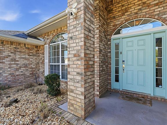3rd image of 14 Roxanne Ln
