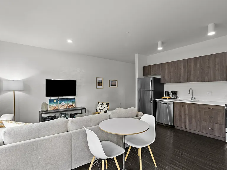 Range Apartments — Photo 8
