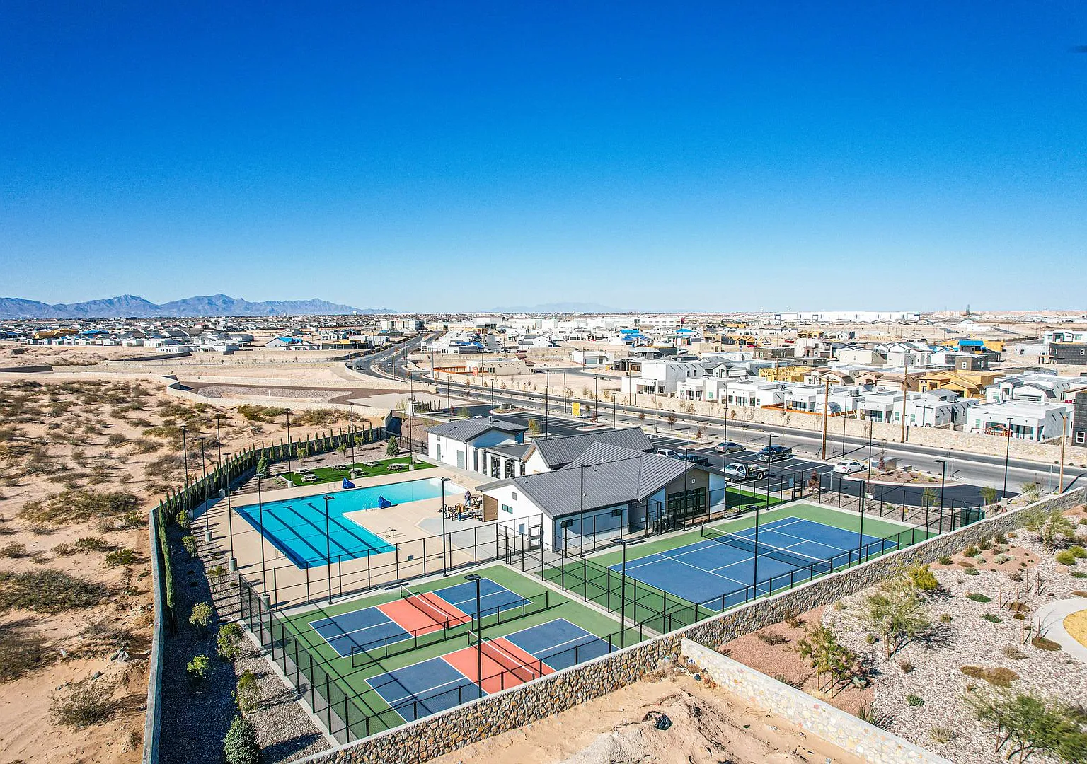 Beautiful East side House 4 bed-2.5 baths, part of The Overlook Casa Club that includes Swimming ... — Photo 4