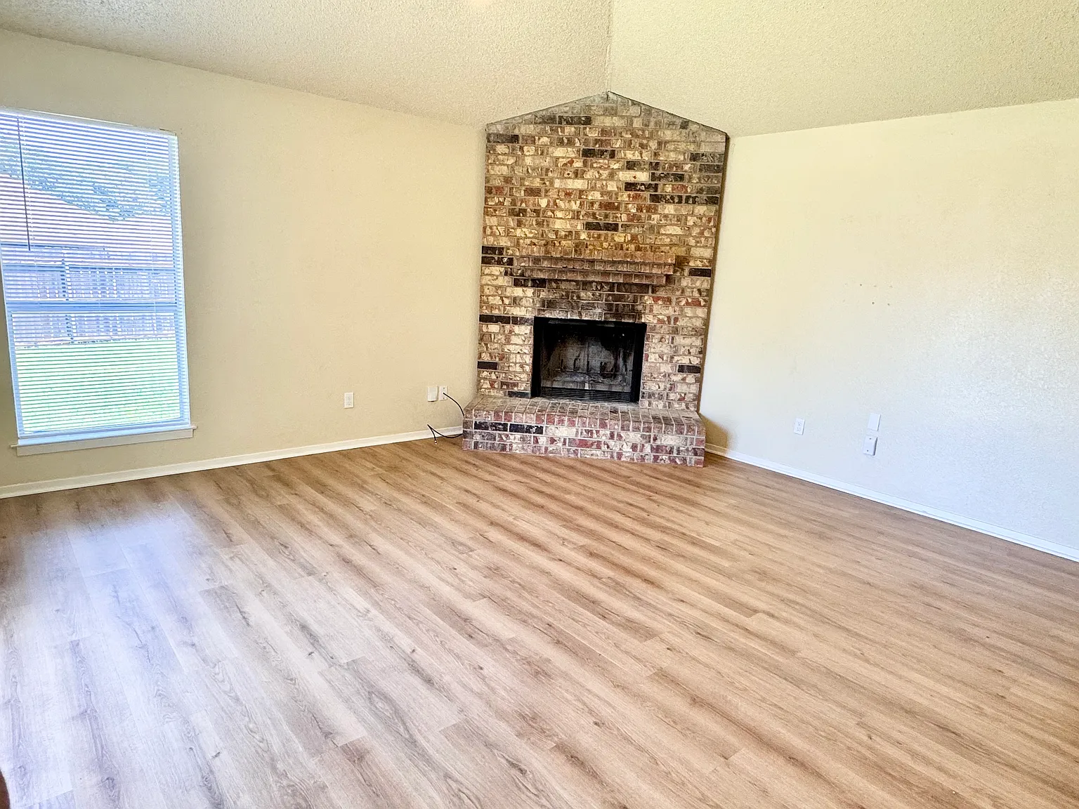3 bed, 1321 sqft, $1,695 — Photo 3