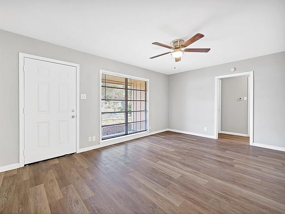 4th image of 10427 Hollyglen Dr