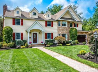 11 Cape Ct, Metuchen, NJ 08840