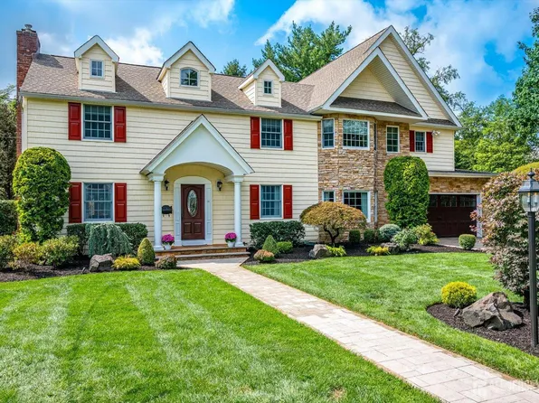 11 Cape Ct, Metuchen, NJ 08840
