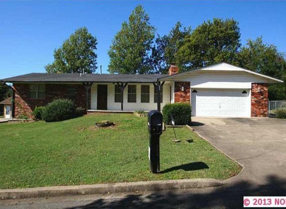 1st image of 902 S Putman Dr