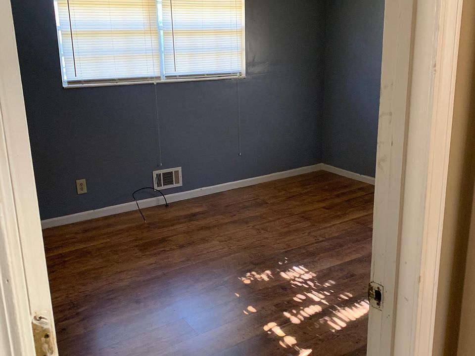 Master bath with attached 1/2 bath (not pictured)