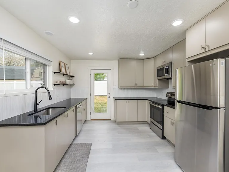 367 Grove Creek Dr — Photo 4