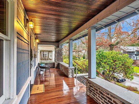 Covered and newly redone Front Porch.