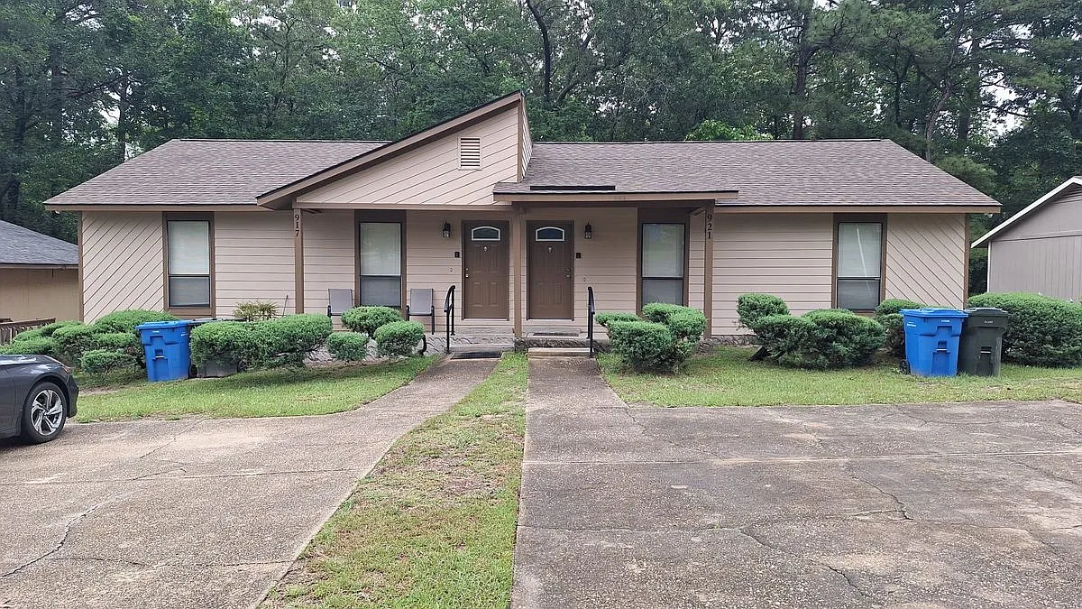 2 bed, 1.5 bath, 900 sqft, $1,142 — Photo 3