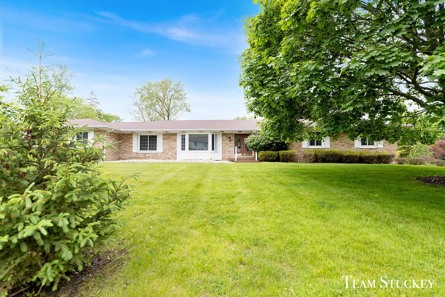 2225 Holiday Ln photo 1