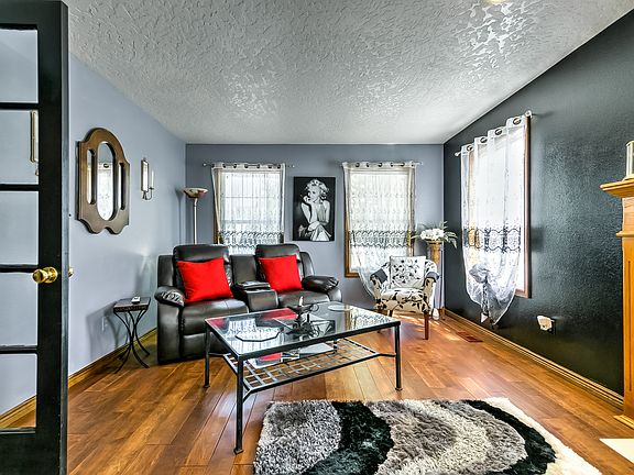 3rd image of 703 W Roberts Ave