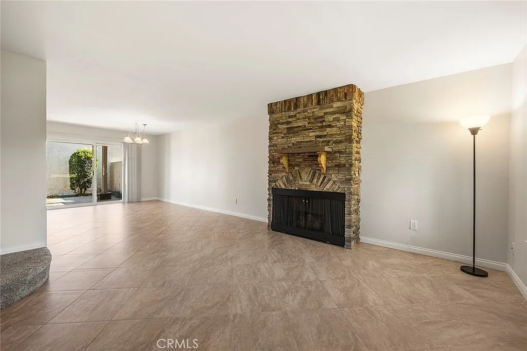 3 bed, 2.5 bath, 1407 sqft, $3,500 — Photo 3