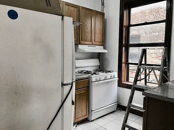 2nd image of 40 Saint Nicholas Pl APT 6E