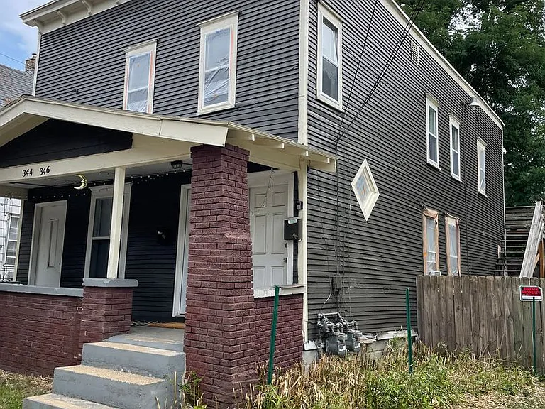 344 - 346 Diamond Ave SE — Photo 2