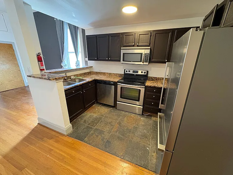 110 W Summit Hill Dr — Photo 17