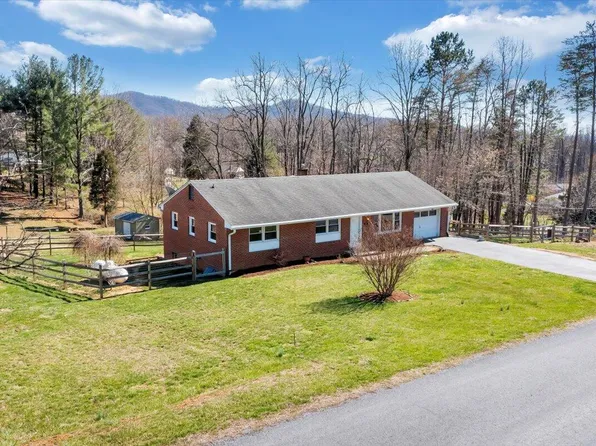 51 Pineway Ln, Troutville, VA 24175