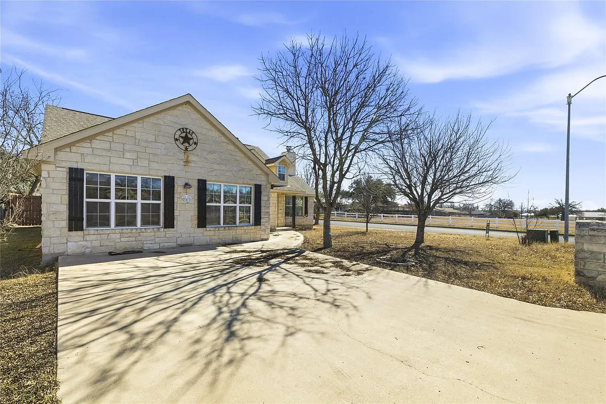 Building Photo - 201 Green Oaks Loop