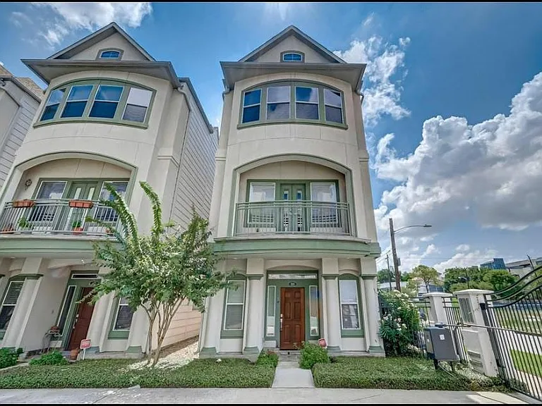1215 Wentworth St — Photo 2