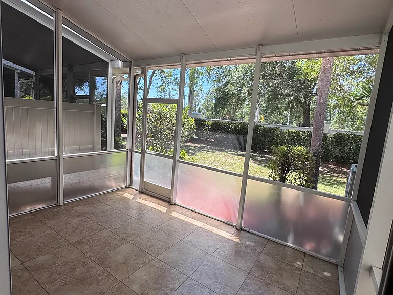 1289 Oxford Ln — Photo 4